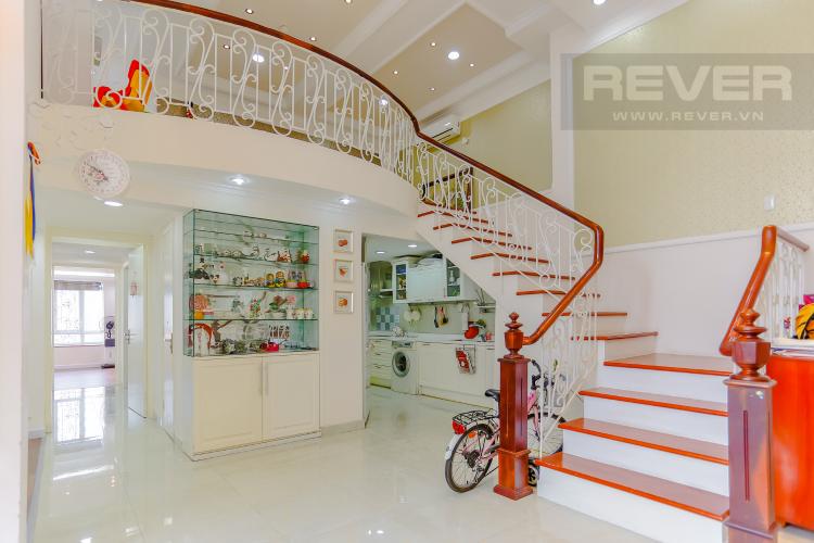 Lối Cầu Thang Duplex Phú Hoàng Anh 3 phòng ngủ view hồ bơi