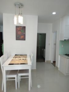 Bàn ăn  căn hộ Sky Garden Căn hộ Sky Garden đầy đủ nội thất, view thành phố thoáng mát.