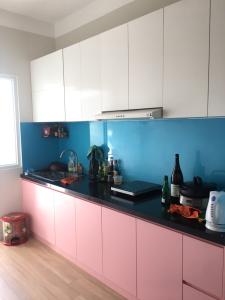 Phòng bếp căn hộ Belleza Apartment, Quận 7 Căn hộ Belleza Apartment tầng 10 bàn giao đầy đủ nội thất.