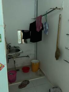 Phòng vệ sinh Nhà phố Quận 4 Cho thuê nhà hẻm 333 Bến Vân Đồn, Quận 4, hướng Nam, cách chung cư The Gold View 100m