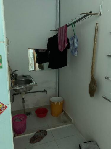 Phòng vệ sinh Nhà phố Quận 4 Cho thuê nhà hẻm 333 Bến Vân Đồn, Quận 4, hướng Nam, cách chung cư The Gold View 100m