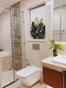 toilet Căn hộ Vinhomes Golden River tầng cao, view  lộng gió.