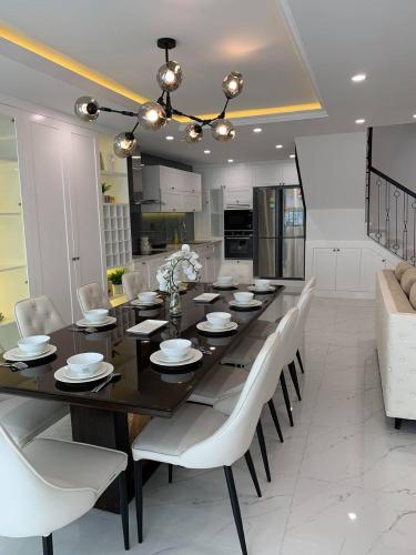 Bàn ăn căn hộ 4S RIVERSIDE BÌNH TRIỆU Bán căn hộ 4S Riverside Garden Bình Triệu 3PN, tầng 17, diện tích 330m2, đầy đủ nội thất cao cấp