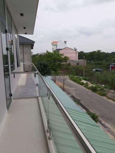 Nhà phố KDC Đông Dương đường Bưng Ông Thoàn quận 9 Nhà phố 2 mặt tiền đường lớn, rộng 230m2 hướng Tây Bắc.