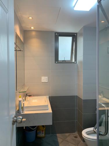 nhà tắm căn hộ Saigon South Residence Bán căn hộ đầy đủ nội thất Saigon South Residence view sông thoáng mát.