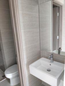 Toilet Vinhomes Grand Park Quận 9 Căn hộ tầng trung Vinhomes Grand Park thiết kế hiện đại.