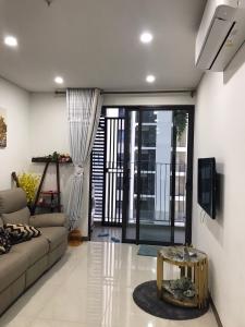 Phòng khách Hado Centrosa Garden, Quận 10 Căn hộ Hado Centrosa Garden hướng Đông Nam, đón view hồ bơi.