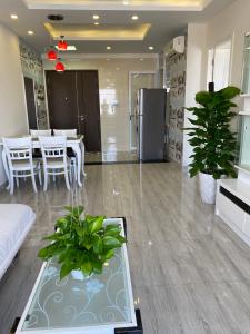 Phòng khách căn hộ Sunrise City  Căn hộ Sunrise City nội thất đầy đủ, view thành phố cực thoáng.