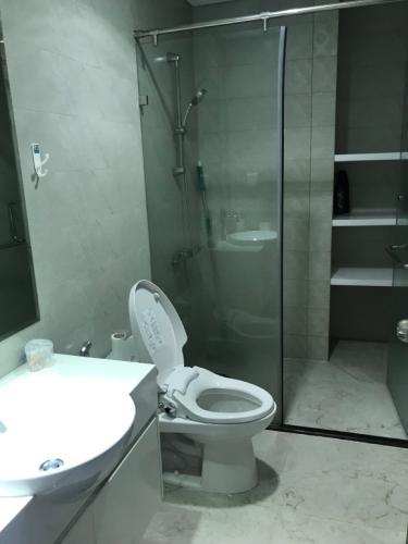 Phòng tắm Bán căn hộ 1 phòng ngủ Vinhomes Central Park, diện tích 50.5m2, thiết kế sang trọng, nội thất đầy đủ.