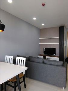 Phòng khách căn hộ Vista Verde Căn hộ Vista Verde có nội thất đầy đủ, view thành phố tuyệt đẹp.