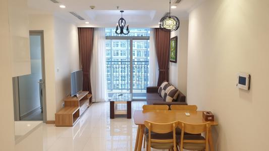 Phòng khách căn hộ VINHOMES CENTRAL PARK Cho thuê căn hộ Vinhomes Central Park 2PN, tầng cao, đầy đủ nội thất, view hồ bơi và đường Nguyễn Hữu Cảnh