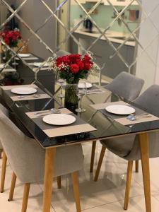 Phòng ăn căn hộ VINHOMES CENTRAL PARK Cho thuê căn hộ Vinhomes Central Park 2PN, diện tích 89m2, đầy đủ nội thất, view hồ bơi