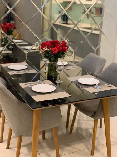 Phòng ăn căn hộ VINHOMES CENTRAL PARK Cho thuê căn hộ Vinhomes Central Park 2PN, diện tích 89m2, đầy đủ nội thất, view hồ bơi