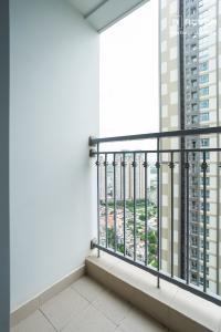 Ban công căn hộ VINHOMES CENTRAL PARK Cho Thuê căn hộ Vinhomes Central Park 1PN, đầy đủ nội thất, ban công Đông Bắc