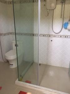 Phòng tắm nhà phố đường Huỳnh Tấn Phát, Quận 7 Nhà phố hướng Nam diện tích đất 56m2, sổ hồng bàn giao ngay.