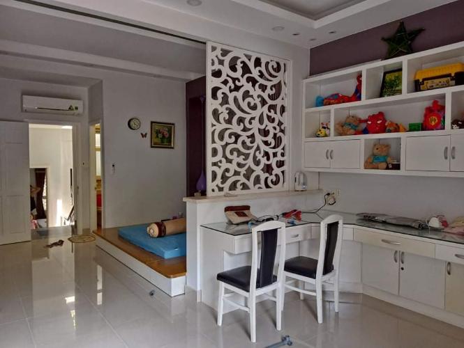 Nhà phố Nhà Bè Bán nhà cách Bệnh viện Nhà Bè hơn 500m, nội thất cơ bản.