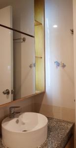 Phòng tắm căn hộ City Gate Căn hộ City Gate tầng cao nội thất đầy đủ, view nội khu hồ bơi.