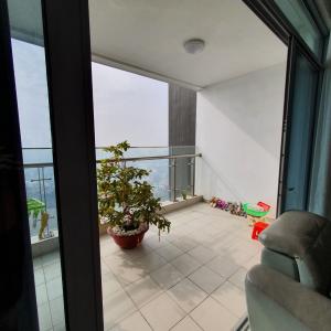 Ban công căn hộ Vinhomes Central Park Bán căn hộ tầng cao Vinhomes Central Park, 4 phòng ngủ, diện tích 155m2, đầy đủ nội thất, ban công hướng Đông Nam 