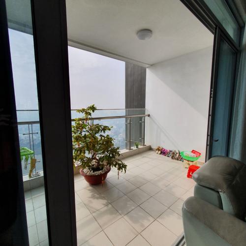 Ban công căn hộ Vinhomes Central Park Bán căn hộ tầng cao Vinhomes Central Park, 4 phòng ngủ, diện tích 155m2, đầy đủ nội thất, ban công hướng Đông Nam 