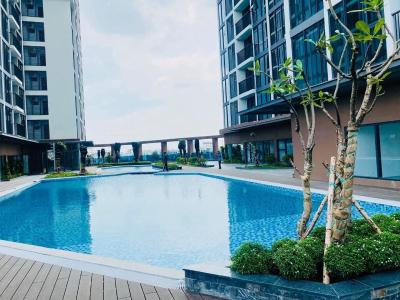 Hồ bơi Eco Green Saigon Căn hộ Eco Green Saigon tầng cao, nội thất cơ bản, 3 phòng ngủ.