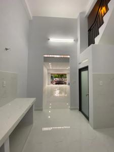 Bên trong nhà phố Võ Văn Kiệt, Quận 1 Nhà phố mặt tiền đại lộ hướng Đông Nam, diện tích 70m2.