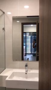 phòng vệ sinh Eco Green Saigon Bán căn hộ Eco Green Saigon tầng cao, nội thất cơ bản, bàn giao ngay