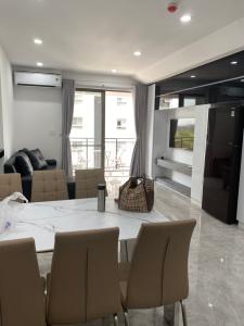 Nội thất Saigon South Residence  Căn hộ Saigon South Residence tầng cao, đầy đủ nội thất, 3 phòng ngủ.