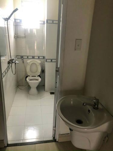 Bên trong nhà phố Bạch Đằng, Tân Bình Nhà phố mặt tiền 5m thuận tiện kinh doanh, gần sân bay.