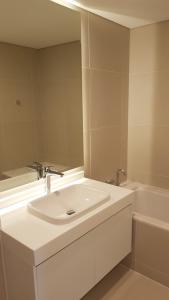 Toilet Gateway Thảo Điền Quận 2 Căn hộ Gateway Thảo Điền tầng trung, ban công rộng rãi.