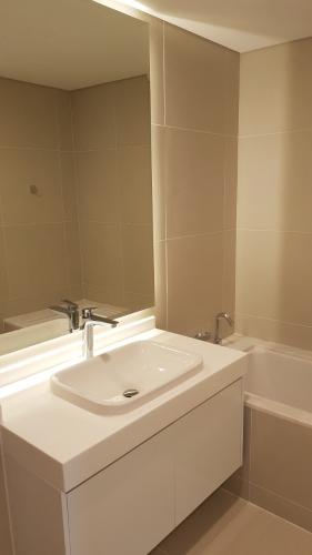 Toilet Gateway Thảo Điền Quận 2 Căn hộ Gateway Thảo Điền tầng trung, ban công rộng rãi.