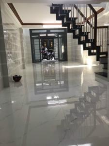 Phòng khách nhà phố Nhà phố trung tâm Tân Phú hướng Nam, hẻm xe ba gác.