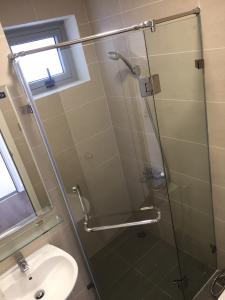 tolet căn hộ Lux Garden Căn hộ Lux Garden tầng cao nội thất cơ bản, view sông và thành phố.