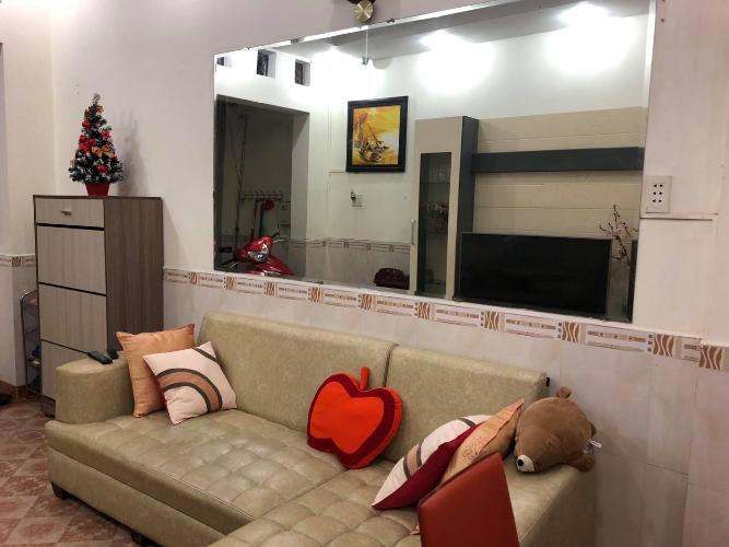 Phòng khách nhà Trần Quang Diệu, quận 3 Nhà phố trung tâm quận 3, hướng Nam, nội thất đầy đủ mới.