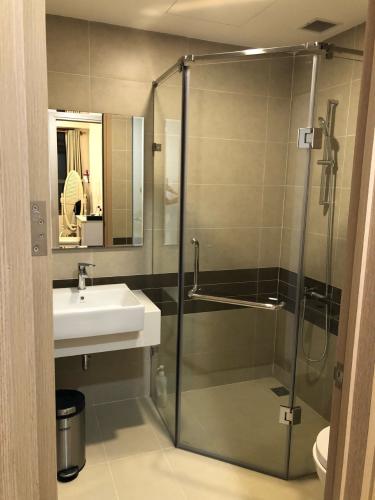 Phòng tắm River Gate, Quận 4 Căn hộ Rivergate Residence tầng trung, view Bitexco lung linh về đêm.