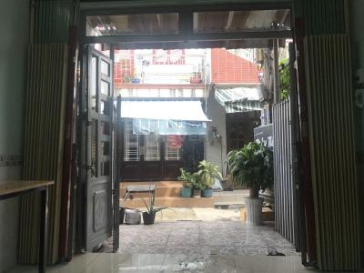 Sân trước nhà phố Quốc lộ 13, Thủ Đức Nhà phố hẻm Quốc lộ 13 hướng Đông Nam, sổ hồng riêng.