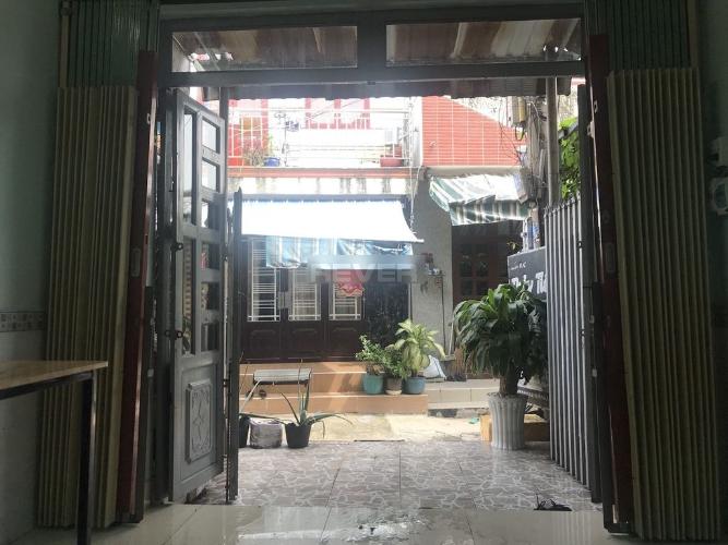 Sân trước nhà phố Quốc lộ 13, Thủ Đức Nhà phố hẻm Quốc lộ 13 hướng Đông Nam, sổ hồng riêng.