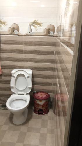 Phòng tắm nhà phố Mai Văn Ngọc, Phú Nhuận Nhà mặt tiền Phú Nhuận, diện tích rộng, nội thất cơ bản.