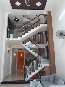 Phòng khách nhà phố Quận 9 Bán nhà 3 tầng hẻm 47 Trường Lưu, Quận 9, DT 52m2, gần chợ Long Trường