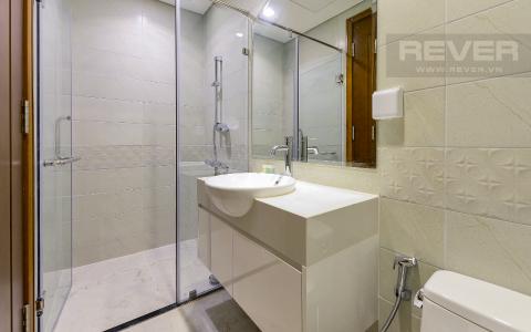 Phòng tắm 2 Căn hộ Vinhomes Central Park tầng cao tháp Central 3 nhìn về khu vực Bình Thạnh