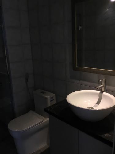 phòng tắm Bán căn hộ Saigon South Residence 2 phòng ngủ và 2 phòng tắm, tầng trung, diện tích 74m2