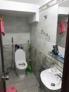 Phòng tắm nhà phố quận 9 Bán nhà hẻm 1 sẹc 3 tầng Quận 9, diện tích 4x12.5m, sổ hồng pháp lý đầy đủ, giao nhà ngay.