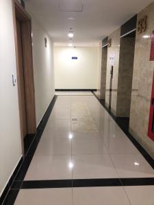 Hành lang Bán căn hộ Saigon Gateway tầng trung, 2 phòng ngủ, diện tích 66m2, nội thất cơ bản