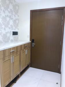 Cửa ra vào Bán căn hộ 1 phòng ngủ Vinhomes Central Park, diện tích 50.5m2, thiết kế sang trọng, nội thất đầy đủ.