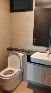 Phòng tắm Feliz En Vista Căn hộ Feliz En Vista tầng trung, đón view thành phố.