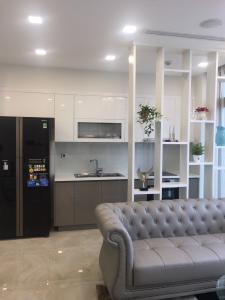 Phòng khách căn hộ Vinhomes Golden River Bán căn hộ Vinhomes Golden River 2PN, diện tích 73m2, đầy đủ nội thất, view Landmark 81