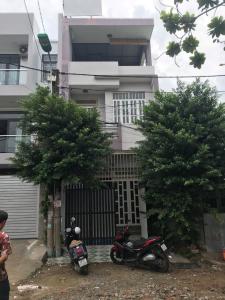 Bán nhà phố quận Thủ Đức nội thất cơ bản, diện tích sử dụng 186m2.