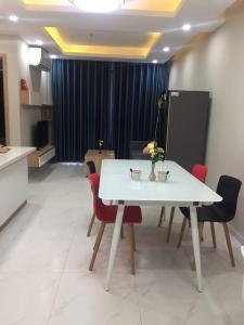 Bàn ăn Scenic Valley Quận 7 Căn hộ tầng trung Scenic Valley view nội khu hồ bơi.