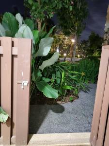 Cổng căn hộ Palm Heights Căn hộ tầng trệt Palm Heights đầy đủ nội thất, 2 phòng ngủ.