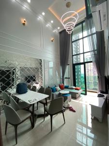 Phòng khách và phòng ăn căn hộ Feliz en Vista Căn hộ Feliz En Vista nội thất cao cấp đầy đủ, tầng cao view thành phố