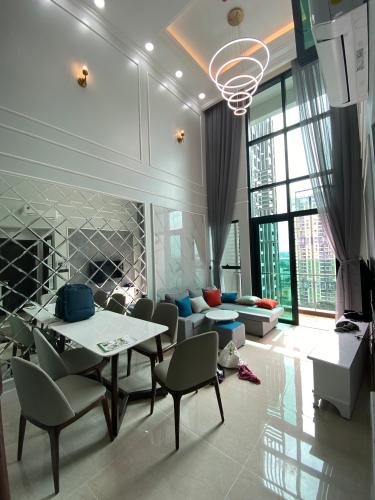 Phòng khách và phòng ăn căn hộ Feliz en Vista Căn hộ Feliz En Vista nội thất cao cấp đầy đủ, tầng cao view thành phố